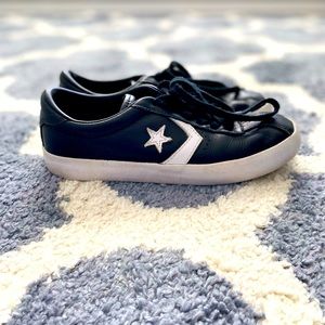 COPY - Converse leather low tops. EXTREMELY COMFY very lightly worn.